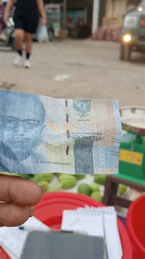 Tadi pagi ada org belanja tahu dikasih nya uang palsu utk bayar tahunya sm mba tukang tahu itu kasihan si mbanya ga tau bahwa itu uang palsu asal diterimanya hati" kalau menerima uang buat bayar belanjaan nhamuna | Lasmaria Sianturi