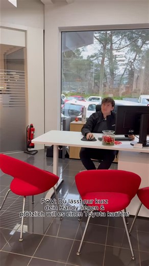 Heisel am Kreisel | dein Autoexperte on Instagram: "Bestimmt nur ein Algorithmus-Zufall. 😎🤫😂 Energieverbrauch Toyota Corolla Cross Teamplayer 1,8 l Hybrid, Systemleistung 103 kW (140 PS), kombiniert: 5 l/100 km; CO2-Emissionen kombiniert: 113 - 114 g/km; CO2-Klasse C #heiselamkreisel #eifelmoselgruppe #algorithmuszufall #reinerzufall #natuerlichnicht #socialmediahumor #autoberatung #toyotaliebe #autohausalltag #verkaufsberaterlife #marketingrealitaet #handyhoertmit #digitaleralltag #ironischg