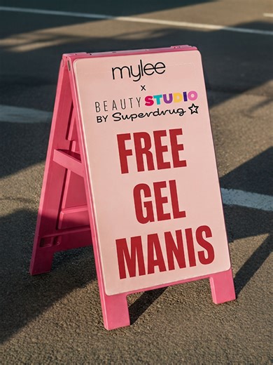 London, this one’s on us!💅 @superdrug x Mylee are bringing FREE gel manis to The Strand for National Nail Day! 📆 05.05 ⏰ 11am–4pm 📍 Superdrug, 49/50 Strand, London WC2N 5LH What’s on: – Free gel manis (first come, first served) – Free gifts if you miss out – Complimentary mocktail with your appointment See you there! Terms & Conditions T&Cs apply. Appointments are offered on a first come, first served basis and are subject to availability. We reserve the right to refuse service. Free gifts ar