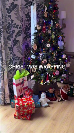 slow sunday means wrapping gifts with my little elf ❤️💚 | W Rapping Gifts