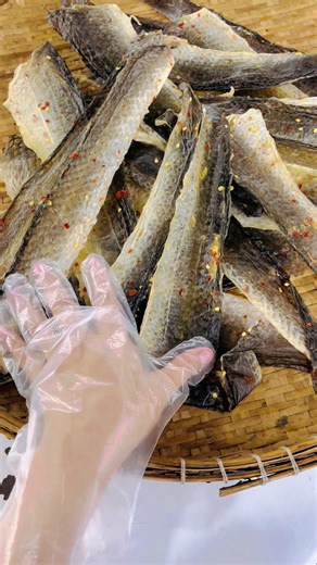 Rãnh rỗi sanh nông nỗi là nói nhi đó 😆 Làm cá lóc file còn cái da bỏ thì tiếc nên sấy lên làm khô thử ai dè được luôn nè :)))) Để mai chiên cho mấy bà coai thành quả nhe!!! Làm ăn với tặng chứ khum pán ạ, bị nhiều da dữ lắm mới làm đc 1 cân thành phẩm á 🌷. #NguyễnYếnNhi(MónQuàQuê) #MonQuaQue #MonQuaQue_shopcakho #MonQuaQue_chuyendacsantomcakhosile #MonQuaQue_silecakhodinuocngoai #xuhuong