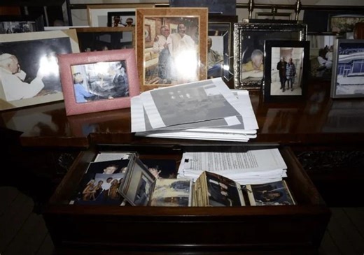 Archivos del caso Epstein que incluían foto de Trump y Melania desaparecieron de la página web del Departamento de Justicia - El Diario NY