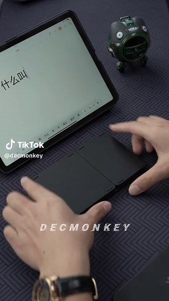 It’s really convenient to take this keyboard out.