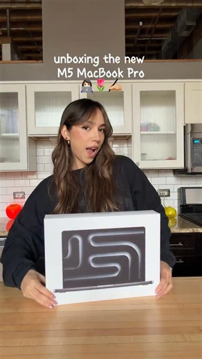 liz ◡̈ on Instagram: "unboxing the new 14-inch macbook pro powered by the M5 chip in space black! "