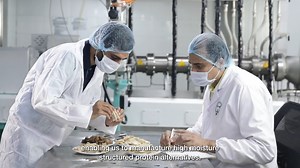 🌱 Leading the plant-based protein revolution: BVeg Foods & Bühler India is embracing the international market for plant-based meat, which offers an eco-friendly substitute for traditional meat by utilizing fewer resources like water and land. At the forefront of this movement is BVeg Foods, the first commercial venture in India to utilize high moisture extrusion technology to produce plant-based proteins. Founded in 2019, BVeg Foods turned their innovative idea into reality with our support. Th