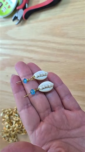 Tutu Craft on Instagram: "Learn the easiest way to make handmade jewelry using cowrie shells and pearls to design elegant women's earrings. Start your own profitable home project by creating artistic handicrafts that follow the latest summer fashion trends. Creativity in a minute! ✨ Discover amazing #Handmade #diy #crafts #jewelry #smallbusiness"