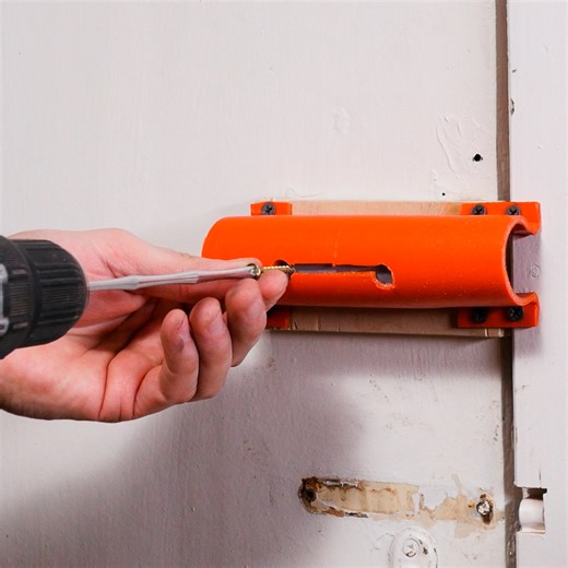 A useful hack with PVC pipe latch if you need to close the door immediately 🚪 | 5-Minute Crafts Men