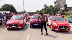 Pour le challenge de mon jeune frère Didi B j’ai décidé de le faire avec mes taxis Sautoc étant un jeune entrepreneur je passe par ce challenge pour lancer un message à cette jeunesse seul le travail paie croyez en vous donnez le meilleur de vous quelques soit le métier que vous pratiquez et retenez une seule chose Dieu n’oublie personne demain sera meilleur allumer la télé 📺 le 31 janvier à 20h sortie officielle de la chanson Dieu pense à vous ❤️👈 | AP Le Guide