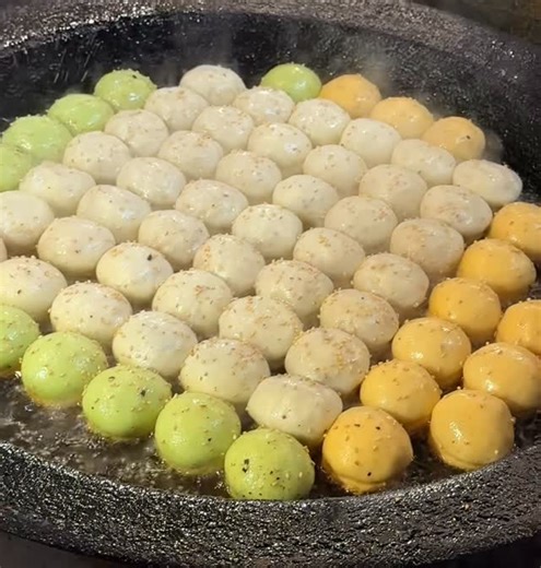 横浜中華街焼き小籠包専門店 王府井 本店 | 王府井本店 熱々、ヤケド注意⚠️ アツアツ出来たてをぜひどうぞ😋🔥 営業時間】月・火・水・木・金・土・日 祝日・祝前日・祝後日 9:30 - 21:30 お客様にお会いできることを楽しみにしております❤️‍🔥 #王府井 #横浜中華街 #ワンフーチンの焼き小籠包... | Instagram