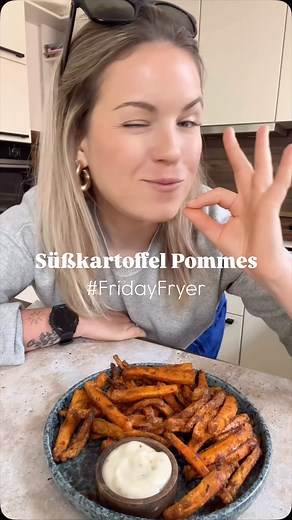 #FridayFryer 🍟 Simpel, aber lecker: crispy Süßkartoffel Pommes aus dem Airfryer. Ich frag mich ja immer wieder, ob ich Team Pommes oder Team Süßkartoffelpommes bin. Wenn ich mal so schaue, was ich jedes Mal im Restaurant bestelle, dann ganz klar Team Süßkartoffelpommes 😋👌🏼 Und ihr? 1 große Süßkartoffel 1 EL Speisestärke 1 EL Öl Salz & Pfeffer 1 TL Paprika Edelsüß 1. Süßkartoffel waschen, schälen und in Pommes schneiden. 30 Minuten in kaltes Wasser legen. 2. Pommes gut abtrocknen. Dann mit St