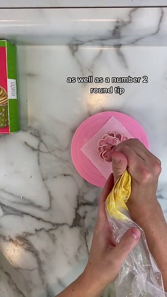Easiest Way to Pipe Big Buttercream Flowers on a Mini Turntable