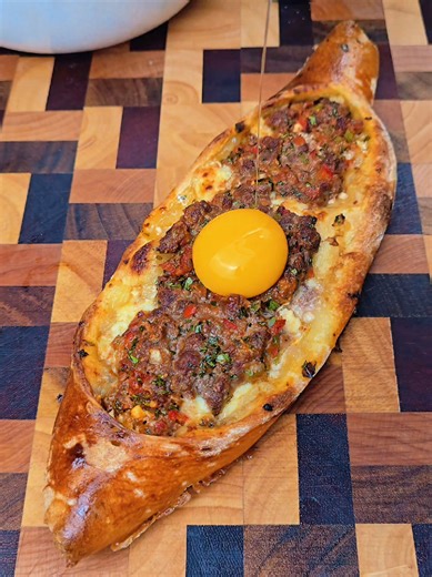 Recette turc 🇹🇷✨️ Recette de pide : 300g de boeuf 1/2 poivron rouge 1/2 poivron vert 1/2 oignon 2-3 gousse d'ails 2 Cas de concentré de tomates 1 Caf de flocon de piment 1 Caf de harissa 1 filet d'huile d'olive 1 poignet de fromage turc (ou mozza) 1 poignet de feta 1 Caf de flocon de piment 1 Caf d'origan 2 Pate a pizza ou réaliser des pides maison Pour la réalisation de la recette des pides suivre la vidéo ! #pide #pides #recettesimple #recetterapide #recette