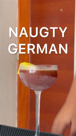 COCTEL NAUGTY GERMAN En español significa ¨ALEMAN TRAVIESO¨ Ingredientes: - 45 ml o 1.5 oz jagermeister - 15 ml o 1/2 zumo de limon - 15 ml o 1/2 oz licor de cassis - 7.5 ml o 1/4 oz almibar simple Historia: Creado en 2017 por Florian Beuren , embajador de la marca Jägermeister en el Reino Unido. #drinks #cocktails #parati #viral #drinksideas