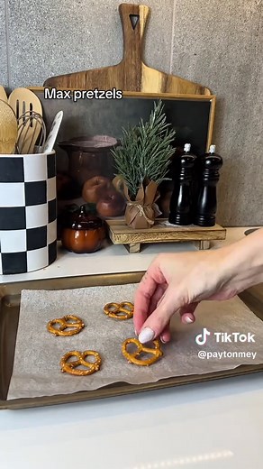 The Grinch movie night with grinch kabobs, max pretzels, grinch Christmas trees, who hash and more! #thegrinch #movienight #datenight #snacks #datenightideas