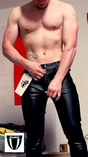 SimO in der sexy Bockle Stretch Kunstlederhose Faux Leather Pants www.bockle.de/455 | BOCKLEDER.DE