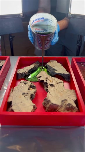 🚨 THIS IS A SERIOUS MISTAKE MANY BEGINNERS MAKE WITH EPOXY 🚨 Most people don’t realize you can — and should — use two different resins in the same project. Deep Pour and Table Top aren’t competitors… they’re a team. 🤝 🟦 Deep Pour Epoxy Made for thick pours like river tables, large voids, and castings. It cures slowly, stays clear, and won’t overheat. This is how you build the structure of your project. ✨ Table Top Epoxy Made for thin coats, high gloss, and protection. Used as a flood coat to