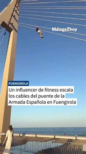 🌉 El influencer del ámbito del fitness Nico Tricker ha vuelto a protagonizar uno de sus llamativos retos al escalar los cables del conocido puente de la Armada Española, en Fuengirola, donde realizó varias poses de calistenia a gran altura. Acostumbrado a este tipo de desafíos extremos, el deportista ejecutó las maniobras mientras varias personas desde la calle observaban la escena con preocupación por el riesgo que supone este tipo de prácticas. 📹 Fuengirola Se Queja