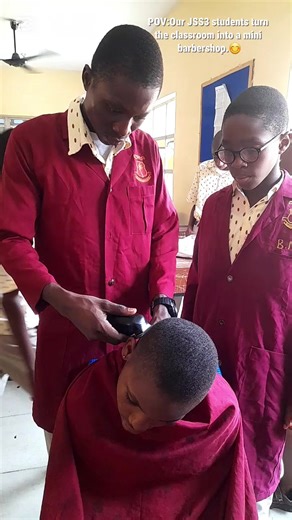 POV: When JSS3 students turn the classroom into a mini barbershop—entrepreneurship in action! ✂️💈😂 Who’s next in line? #YoungBosses #FutureBarbers #LearningWithStyle#beulah #fypviraltiktok #ProudlyBeulah #fashion