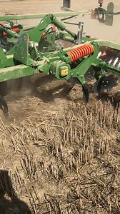 [CEUS] 📸 Evolution du déchaumeur disques et dents #Ceus en sol limono-argileux. Seulement 15 mm d'eau depuis la moisson ! ✅Disques à 8 cm de profondeur ✅Dents à 13 cm ✅10km/h ✅Consommation 12l/ha 📲Profitez d'offres avant-saison sur le #Ceus en contactant dès maintenant votre concessionnaire ! | AMAZONE