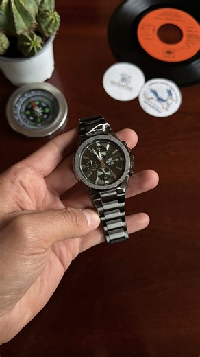 Un cronógrafo deportivo que definitivamente no pasa desapercibido. EDIFICE EFV-640DC-3AVUDF: acabado oscuro, esfera verde y 100 metros de resistencia al agua. ¿Lo usarías en este color? #Casio #Edifice #EFV640DC #Relojarteec #relojescasio