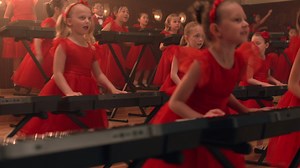 さまざまな楽器の音色や自動伴奏機能を使って、1人でも簡単にオーケストラのような演奏を楽しめるカシオの電子キーボード。 小さなベートーベンの指揮に合わせて大勢のキッズたちが「歓びの歌」を奏でる可愛らしいムービーは、チェコの名門コンサートホールで撮影されました。 ◆電子キーボード ホームページ https://casio.link/2w8W98y | Casio カシオ計算機株式会社