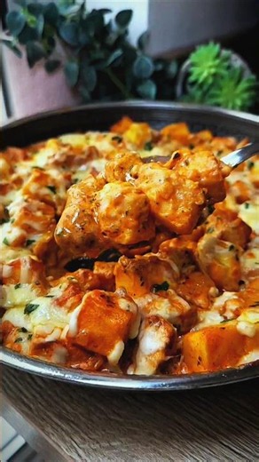 Cheesy chicken and potato skillet! 🍗👩‍🍳 #chickenrecipe #easyrecipe #cookingvideo