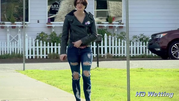 Can't Hold It In Public | GirlsPee