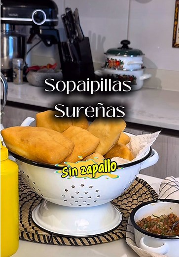 🥣 Sopaipillas sureñas sin zapallo 🇨🇱 ¡Hoy te traigo una receta del sur de Chile, perfecta para acompañar los días fríos! Estas sopaipillas no llevan zapallo, pero quedan igual de esponjosas y doraditas por fuera, como las que hacía la abuelita en la leña. 🔥 Ingredientes simples y del sur: 🥣 500 g de harina 🧂 10 g de sal 💧 70 g de manteca (o mantequilla derretida) 💦 350 cc de agua tibia (aprox) ✨10 g levadura Amasamos todo hasta tener una masa suave, estiramos, cortamos y directo al sarté