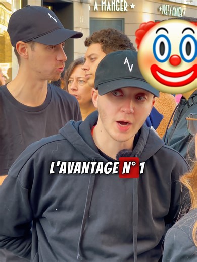 Flemme que le clown en arrière plan porte plainte contre moi donc je remet en modifié. Pour rassurer les activistes AV qui postent sur les réseaux, sa plainte n’aurait eu aucune chance d’aboutir car : Il n’est pas le sujet de la vidéo, L’évènement est public et revendicatif, déclaré en préfecture, La captation relève de l’information, elle est donc le prolongement de nos actions ! Si le SUJET est majeur, je floute si demandé. S’il est mineur, quand je n’ai pas son accord explicite d’apparaitre, 