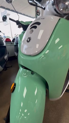 NOW OPEN! 🛵 Moxie Scooters has made its way to Grapevine! 🙌 After 18 years in Colleyville, the business moved to Northwest Highway taking over the old Gourmet Apples & More location not too far from Main. The Moxie showroom is incredible and features 7 different brands of scooters including Vespa, Piaggio, Lance, and more. 💯 Not sure where to begin but want to check it out? The staff is super helpful. While we were there, we watched as Moxie employees patiently answered questions and worked w