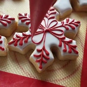 608K views · 3K reactions | Décoration d'un biscuit Flocon avec du glaçage royal ❄️ ➡️ Emporte-pièce: https://www.planete-gateau.com/fr/emporte-pieces-objet-de-noel-patisserie-pate-a-sucre/9260-emporte-piece-flocon-de-neige-5-cm.html ➡️ Recette: https://blog.planete-gateau.com/la-meilleure-recette-de-biscuits-sables/ Repost @borderlandsbakery | Planète Gâteau | Facebook