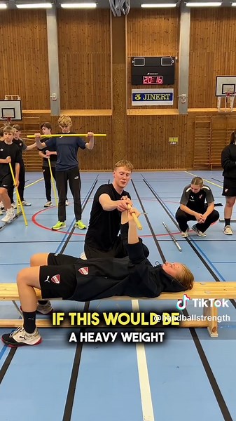 🤾‍♂️❌ Bench Press Mistake… 🤷‍♂️ Is this you?! Do you bench press straight up instead of diagonally back. One of the most common mistakes, especially for beginners and intermediate handball players in the gym. ✅ When lowering the bar down. Lower it to the bottom of your sternum (under your chest) and then press diagonally up so it rests above your shoulders. If you only press straight up the bar might come down on you when you start loading heavy. 📣 Want to become a greater athletic version of