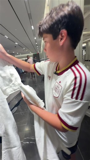 Comprando ropa en #zara no se le queda grande pero está en esa edad que no es ni pequeño ni grande #compras #zara #madrid #mamaehijo