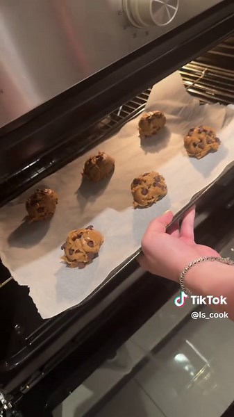 make some cookies with us👩‍🍳 #brownbuttercookies #cookies #cooking #baking #recipesoftiktok #asmr #asmrcookingsound #fyp