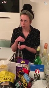 Und was macht ihr so Zuhause? Zu Ostern senden euch unsere Tanz der Vampire-Darsteller eine Gruß aus ihrer ganz persönlichen Gruft! Frohe Ostern und viel Spaß beim Anschauen! 🐰🖤 | Tanz der Vampire - Deutschland