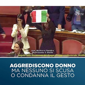 Alla fine ho deciso di farlo io. Sì, nonostante sia stato un parlamentare del nostro gruppo a essere aggredito, ho deciso di scusarmi io. Di scusarmi per l’indecente spettacolo che la politica ha dato ieri. Anche perché NESSUNO della maggioranza ha ritenuto di farlo. L’ho fatto perché sono una senatrice, una cittadina italiana, ma soprattutto perché sono un’insegnante. Non possiamo permettere che i nostri giovani pensino che nel tempio della democrazia chi esprime la propria opinione venga malme