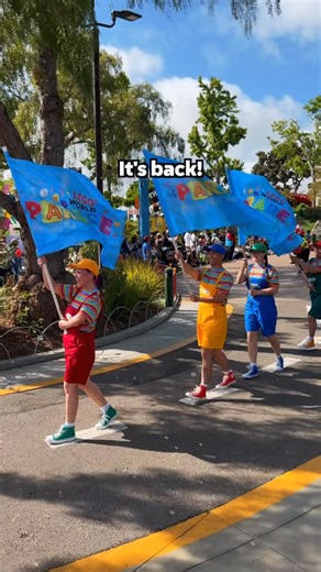 The LEGO World Parade is BACK! 🎉 Catch the parade June 23 – August 9 as it marches from Fun Town to The LEGO MOVIE WORLD! Celebrate summer with outdoor summer activities spectacular shows, fun costume characters, and plenty of bricktastic fun! #LEGOLANDCalifornia #LEGOWorldParade #LEGOLAND #LEGO #LEGODUPLO #Parade #LEGOParade #SummerFun | LEGOLAND California