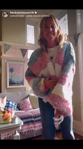 Hooooray it’s Jumper-Jump 4 FridayGot to love a jumper! 🩷🤍🩵 @revivedbyruby @boutique__fifteen #jumperfriday #jump4friday #jumpr #jumperjump4friday#loveajumper #beckybettesworth #itstheweekend | Becky Bettesworth