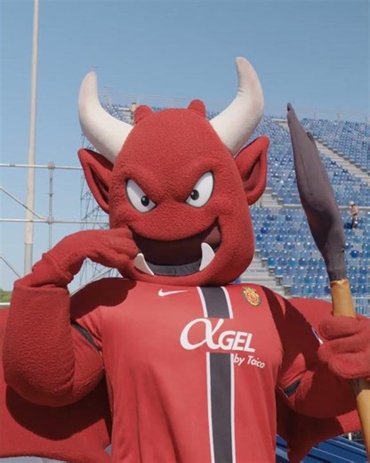 👹🎾 Dimonió visita a 𝐂𝐡𝐚𝐦𝐩𝐢, mascota del Vanda Pharmaceuticals Mallorca Championships | RCD Mallorca