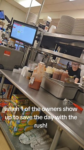 When 1 of the owners shows up for the rush and we work together and rock out this weekend rush! #fyp #viral #trend #SmallBusiness #bellybusters #awardwinning #foryoupage #team #bestburgers # @crazywalt09 @thefoxgame1920 @Sckylaur Dean Kane @Josie @Shelby Belly Busters Restaurant & Catering Walter L Weaver | Belly Busters Foodtruck & Catering LLC