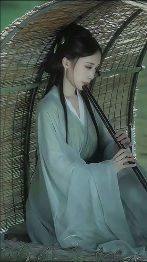 Hanfu Woman Plays “Spring River Flower Moon Night” on Xiao | Traditional Chinese Bamboo Flute