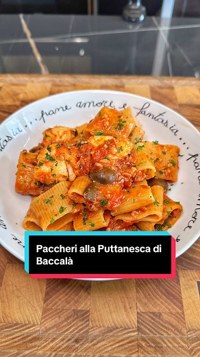 PACCHERI ALLA PUTTANESCA DI BACCALÁ 🍝 Riposta la ricetta e seguimi 🫂 Se vuoi farli innamorare questa pasta è un filtro d’amore potentissimo! Sugosa, cremosa, avvolgente, una pasta alla puttanesca sì, ma di baccalá! Ho utilizzato il cuore di merluzzo nordico, il taglio centrale del filetto, più alto e pregiato, carne bianca, super tenera e prova di lische. Un prodotto surgelato di altissima qualità perché abbattuto entro poche ore dalla pesca! Ho unito poi uno dei sughi più saporiti della tradi