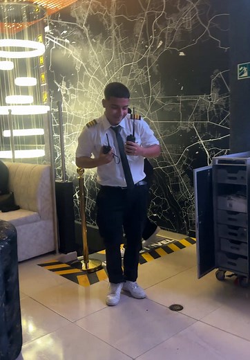 ¡ “Los jueves de salsa en Intrepid son de otro nivel 💃🔥 Nuestro trabajador se entrega al ritmo y lo disfruta como nadie. ¡Así se vive la salsa en el corazón de la ciudad! 🕺✨ #JuevesDeSalsa #IntrepidVibes #SalsaLovers”