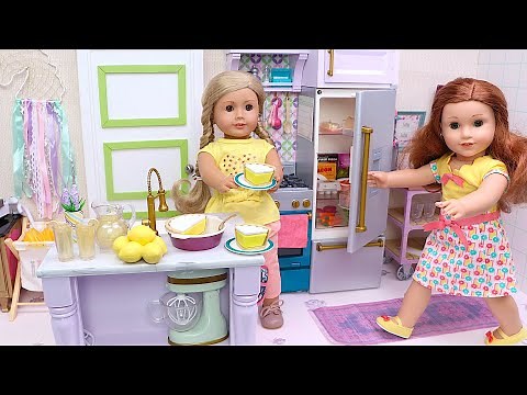 Sister dolls cooking lemon pie in the toy kitchen! PLAY DOLLS