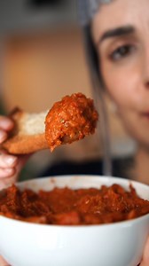 L’ajvar e una salsa di peperoni rossi tipica dei balcani🌶️ sapore bomba, semplicissima da fare e super cremosa🤤 Ingredienti per 2-3 porzioni: ✨2 peperoni rossi grandi ✨1 melanzana piccola ✨1 cucchiaino di zucchero semolato ✨40 ml di aceto di mele ✨1 spicchio di aglio ✨olio extravergine di oliva Disponiamo i peperoni su una teglia, uniamo anche la melanzana bucandola con i denti di una forchetta e inforniamo a 200 gradi per 40 minuti. Potete usare anche la friggitrice ad aria abbreviando i temp