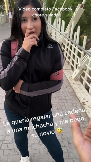 Divertida anécdota de regalo de cadena y novios celosos