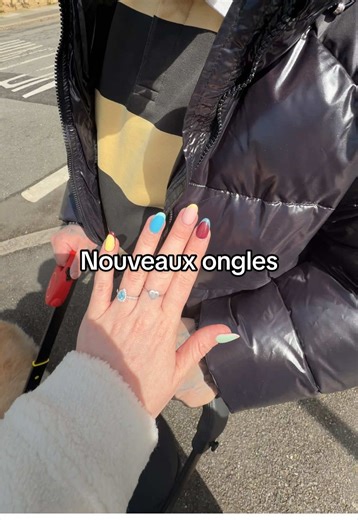 Bon… apparemment mes choix de couleurs et de motifs sont toujours moches 😂💅🏼 Moi perso j’aime bien, et c’est le principal 😌 En ce moment j’essaie de faire plus de couleurs, surtout parce que Billie commence juste à les voir 👶✨ Du coup ça l’occupe quand elle regarde mes ongles 🥹💖 #ongles #onglesgel #onglerie #art