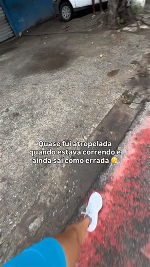 Juliana Mello | Atleta amadora on Instagram: "A gente já tem que lidar com assédio na rua, mas agora também temos que tomar cuidado pra não sermos atropeladas! SÓ QUEREMOS CORRER EM PAZ! Tudo que eu quero é sair de casa e voltar! Meninas, fiquem atentas… não estamos seguras nem no acostamento, nem na ciclovia, nem na calçada. Sabe o porquê eu faço questão de falar? Pra ver se há esperanças da pessoa ficar mais atenta enquanto dirige. Até pq eu estava com uma camisa VERDE NEON e um short AZUL TUR