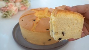 Fluffy Crown Chiffon Cake How to make a super fluffy Crown Chiffon Cake. Here's what you'll need: 6 egg yolks 1/4 cup oil (55ml) 1 tsp vanilla (5ml) 1/4 cup yogurt (60g) or 3 tbsp milk (45ml) 1/2 tsp salt (3g) 1 cup cake flour (100g) or all purpose flour 1 tsp baking powder (4g) 6 egg whites 1 tsp white vinegar (5ml) 1/2 cup sugar (100g) Handful of dried cranberries and raisins or more 1. Preheat oven at 160C or 320F. 2. In a bowl, mix together egg yolks, oil, vanilla, yogurt and salt. Sift in c