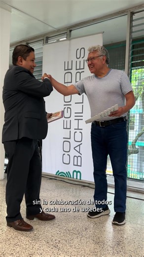 📚✨ ¡Nuevos libros digitales para el SEA! El Colegio de Bachilleres presentó los nuevos libros digitales para el Sistema de Enseñanza Abierta (SEA) en un evento especial, "Tinta y Tiempo", en el Plantel 4 Culhuacán. Estos libros son el resultado de un trabajo colaborativo entre autoridades y docentes, creados para adaptarse a las necesidades de cada estudiante y permitirles avanzar a su propio ritmo. Agradecemos a cada uno de los docentes que participaron en la creación de estos libros, cuyo esf